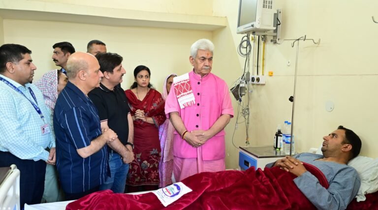 Lieutenant Governor visits GMC Jammu, enquires about the health of Police personnel injured in Kathua
