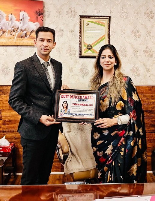 Anti-Corruption Foundation of India presents Duty Officer Award to Yasha Mudgal