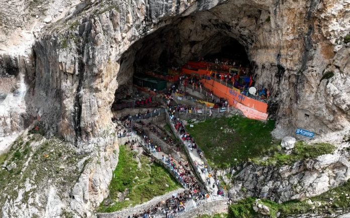 Over 10K devotees offer prayers at Shri Amarnathji Shrine