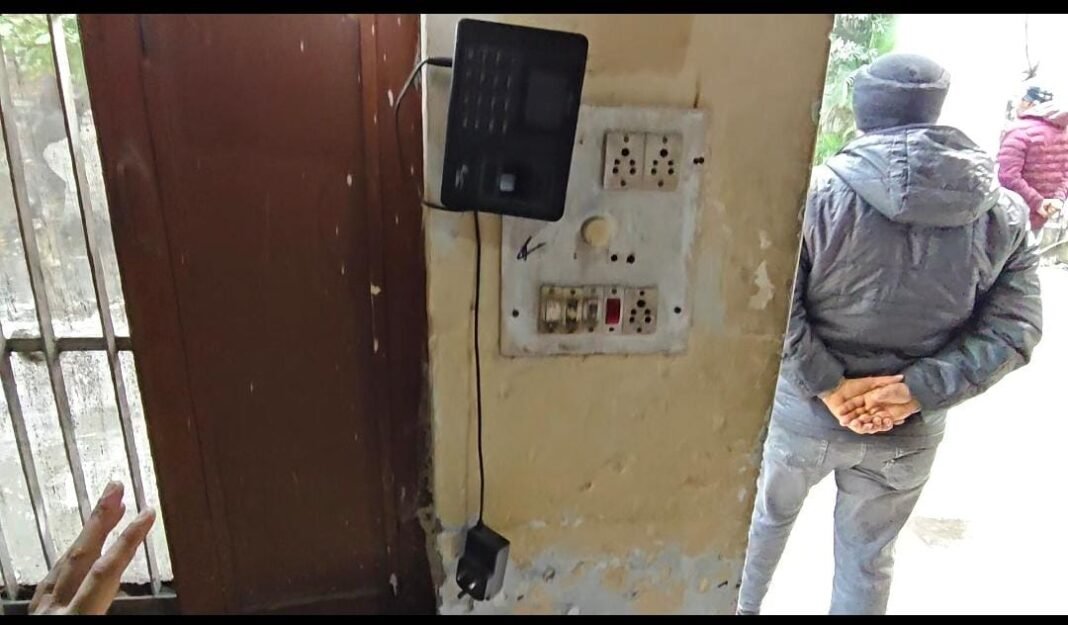 Electricity department employees are not arriving on time. Locals are worried.