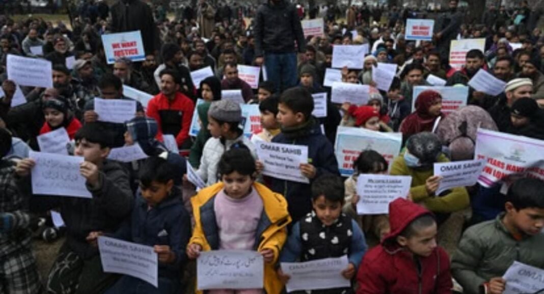 “Don’t play with our future”: Daily wage workers protest in Srinagar demanding regularization and minimum wages