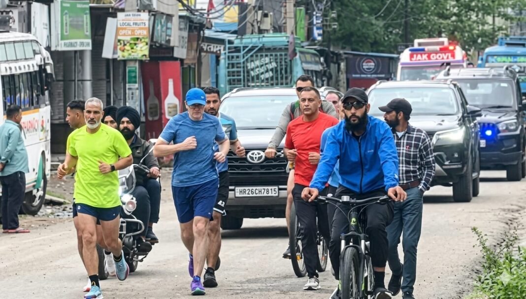 CM Omar Abdullah ran on the streets early in the morning, joining the people in Bishnah—crowds gathered to witness him.