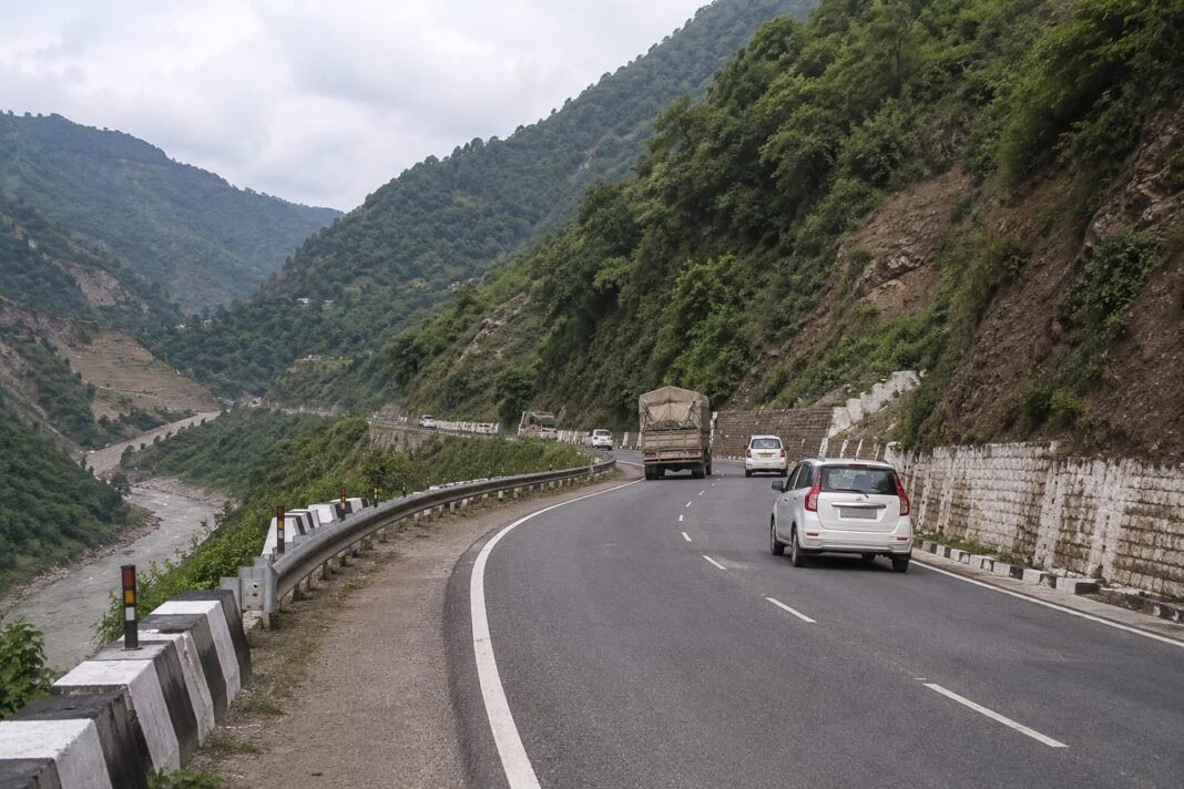 जम्मू-कश्मीर के हाईवे पर अब मनमानी पर लगेगी लगाम, अवैध कट और ब्लैक स्पॉट पर होगी सख्त निगरानी