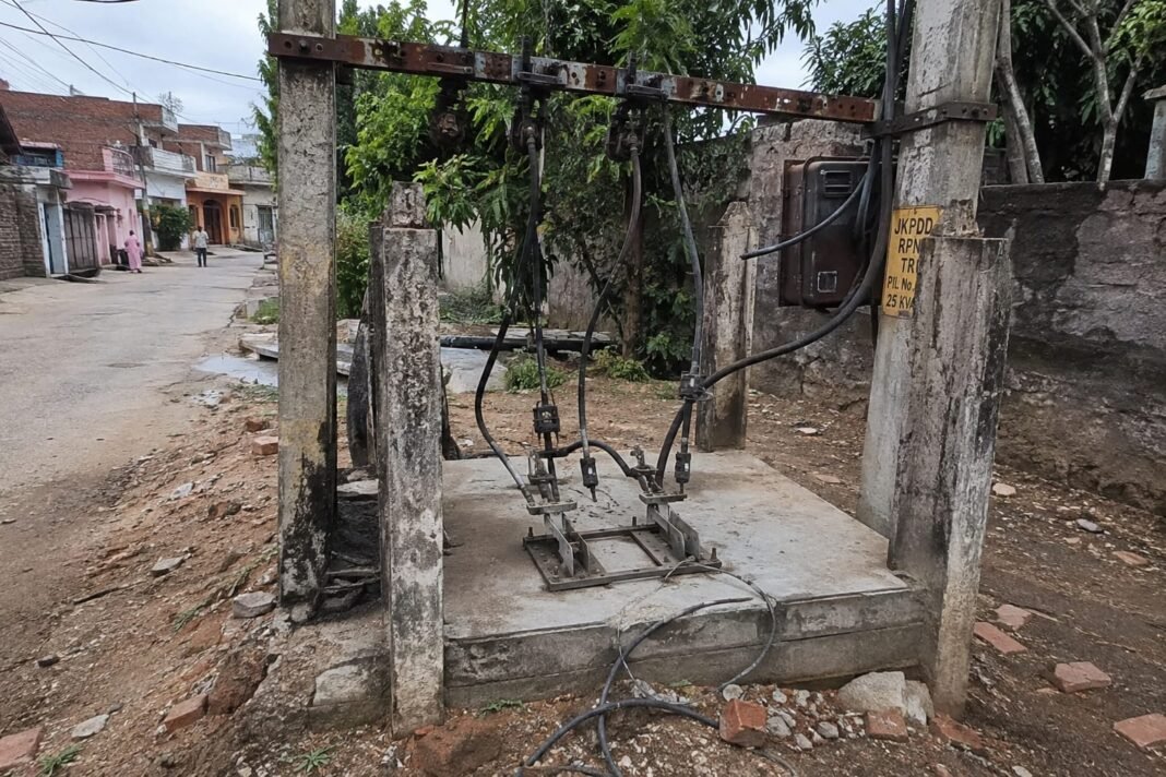 लोग बिजली कट समझकर सोते रहे, सुबह ट्रांसफार्मर गायब मिला