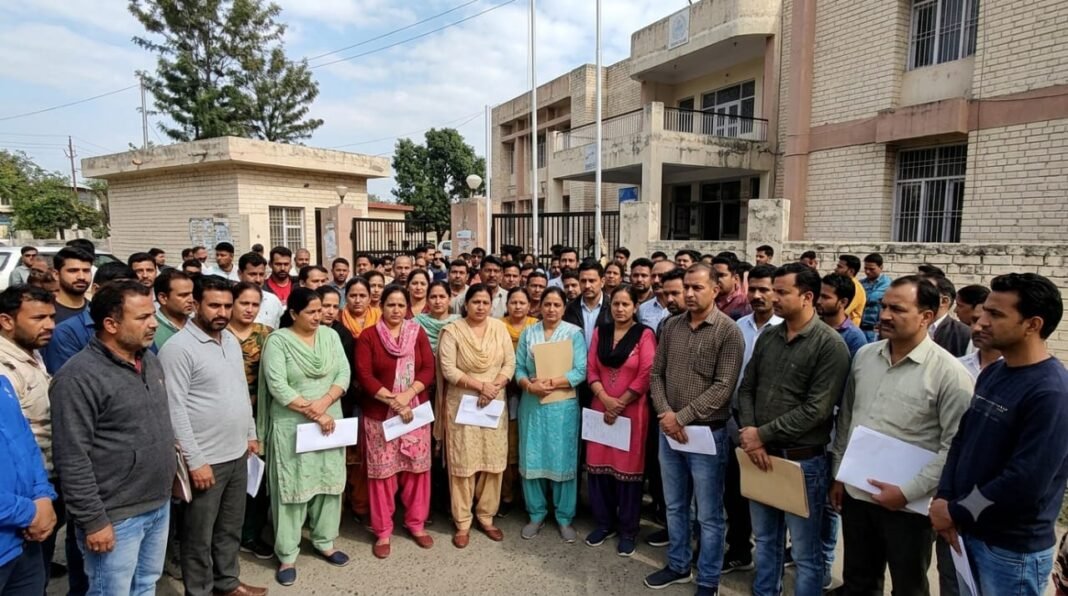 एक लाख से ज्यादा कैजुअल कर्मी,वर्षों से इंतजार जारी; नियमितीकरण पर सरकार का क्या है प्लान?