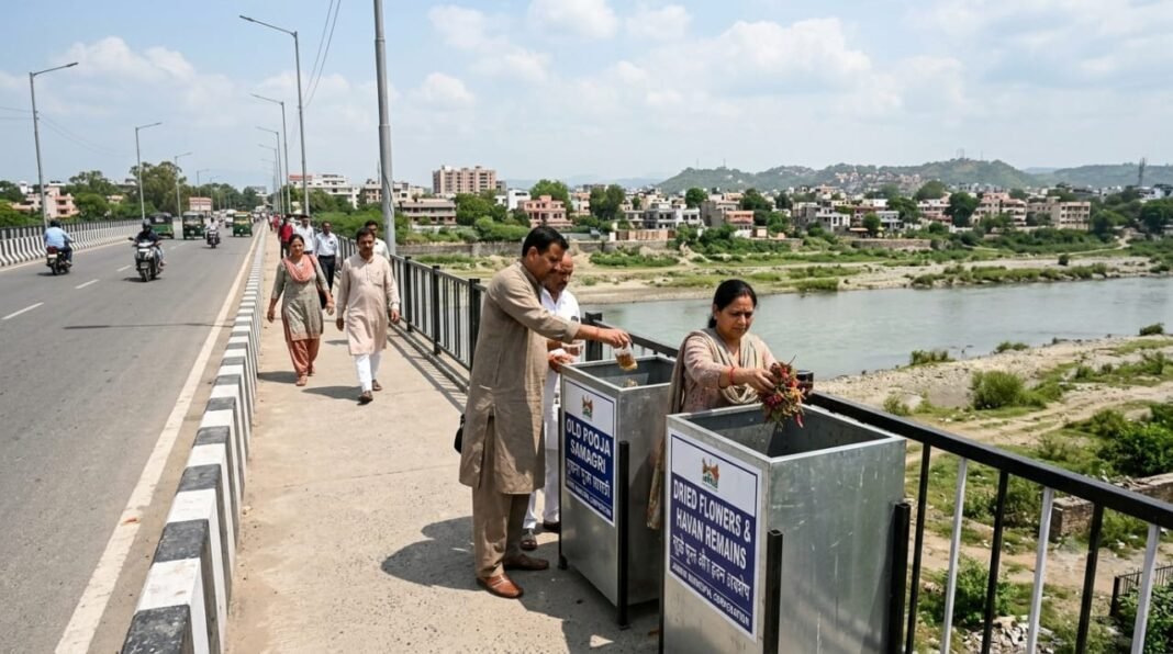 तवी नदी में अब नहीं बहानी पड़ेगी पूजा सामग्री, गुज्जर नगर पुल पर लगाए गए विशेष विसर्जन पात्र